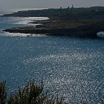 Дом отдыха Marsaxlokk, Cozy, Spacious 3 Bedroom Maisonette, 1 Min Walk From Seafront *