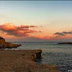 Дом отдыха Marsaxlokk, Cozy, Spacious 3 Bedroom Maisonette, 1 Min Walk From Seafront *