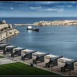 Дом отдыха Marsaxlokk, Cozy, Spacious 3 Bedroom Maisonette, 1 Min Walk From Seafront