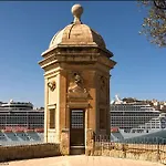 Marsaxlokk, Cozy, Spacious 3 Bedroom Maisonette, 1 Min Walk From Seafront Марсашлокк