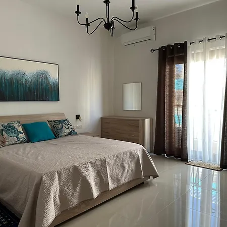 Marsaxlokk, Cozy, Spacious 3 Bedroom Maisonette, 1 Min Walk From Seafront Марсашлокк