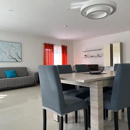 Marsaxlokk, Cozy, Spacious 3 Bedroom Maisonette, 1 Min Walk From Seafront Дом отдыха