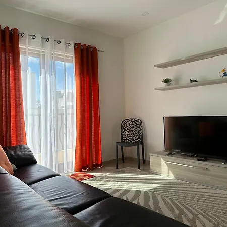 Marsaxlokk, Cozy, Spacious 3 Bedroom Maisonette, 1 Min Walk From Seafront *
