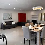 Marsaxlokk, Cozy, Spacious 3 Bedroom Maisonette, 1 Min Walk From Seafront بيت للعطل *