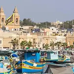 Marsaxlokk, Cozy, Spacious 3 Bedroom Maisonette, 1 Min Walk From Seafront بيت للعطل