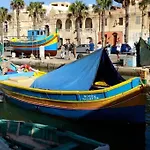 Marsaxlokk, Cozy, Spacious 3 Bedroom Maisonette, 1 Min Walk From Seafront بيت للعطل *