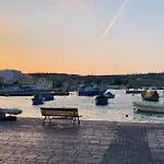 Marsaxlokk, Cozy, Spacious 3 Bedroom Maisonette, 1 Min Walk From Seafront بيت للعطل *