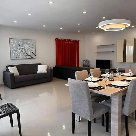 Marsaxlokk, Cozy, Spacious 3 Bedroom Maisonette, 1 Min Walk From Seafront Tatil Evi *