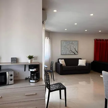Marsaxlokk, Cozy, Spacious 3 Bedroom Maisonette, 1 Min Walk From Seafront Tatil Evi