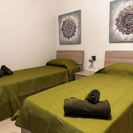 Marsaxlokk, Cozy, Spacious 3 Bedroom Maisonette, 1 Min Walk From Seafront Marsaxlokk