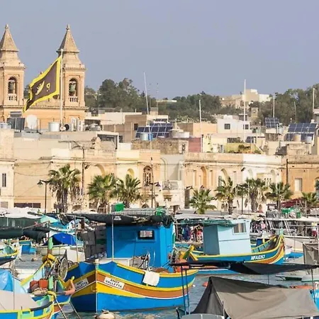 Marsaxlokk, Cozy, Spacious 3 Bedroom Maisonette, 1 Min Walk From Seafront Tatil Evi