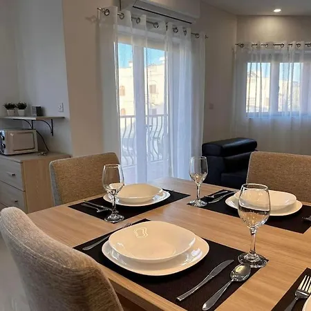 Marsaxlokk, Cozy, Spacious 3 Bedroom Maisonette, 1 Min Walk From Seafront *
