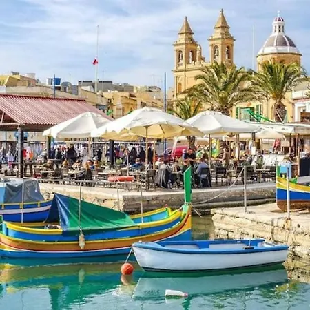 Marsaxlokk, Cozy, Spacious 3 Bedroom Maisonette, 1 Min Walk From Seafront * Marsaxlokk