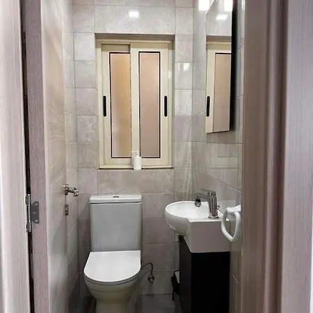 Cozy, Spacious 3 Bedroom Maisonette, 6 To 9 Ppl, 1 Min Walk From Seafront Case de vacanță