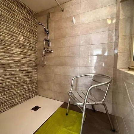 Cozy, Spacious 3 Bedroom Maisonette, 6 To 8 Ppl, 1 Min Walk From Seafront Holiday home *