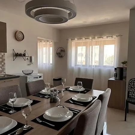 Marsaxlokk, Cozy, Spacious 3 Bedroom Maisonette, 1 Min Walk From Seafront Tatil Evi