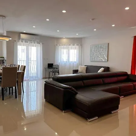 Tatil Evi Marsaxlokk, Cozy, Spacious 3 Bedroom Maisonette, 1 Min Walk From Seafront Marsaxlokk