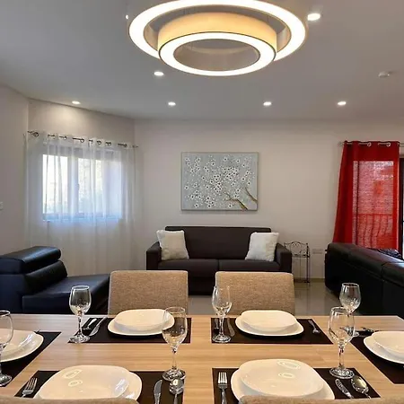 Holiday home Cozy, Spacious 3 Bedroom Maisonette, 6 To 8 Ppl, 1 Min Walk From Seafront Marsaxlokk