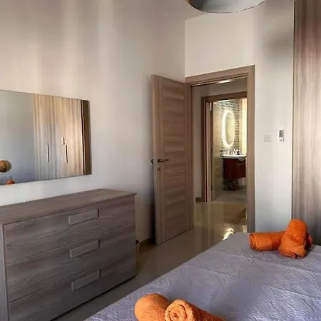 Marsaxlokk, Cozy, Spacious 3 Bedroom Maisonette, 1 Min Walk From Seafront Marsaxlokk