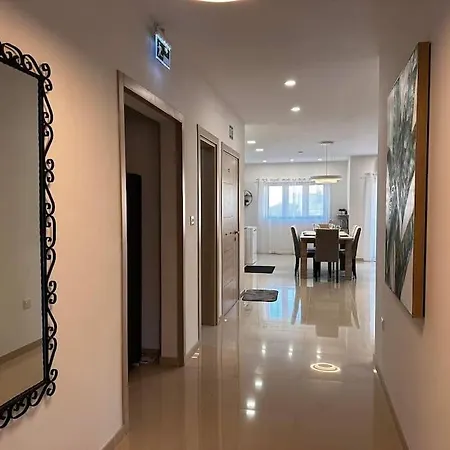 Marsaxlokk, Cozy, Spacious 3 Bedroom Maisonette, 1 Min Walk From Seafront * Marsaxlokk