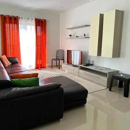 Marsaxlokk, Cozy, Spacious 3 Bedroom Maisonette, 1 Min Walk From Seafront بيت للعطل *