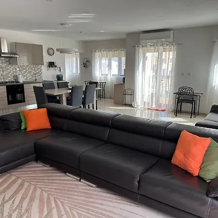 Cozy, Spacious 3 Bedroom Maisonette, 6 To 8 Ppl, 1 Min Walk From Seafront